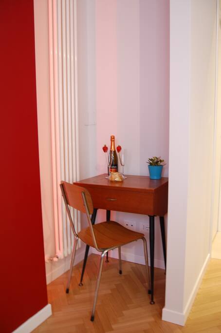 STANZA ROSSA CON BAGNO PRIVATO
