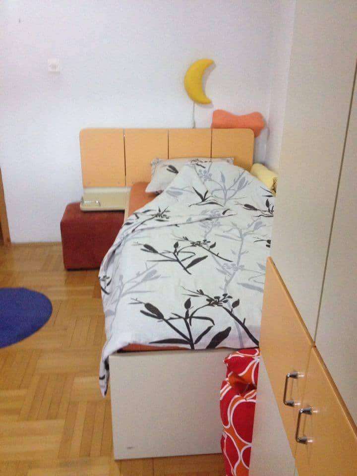 Chumba cha kulala cha pili na kitanda cha bwawa chini ya kile cha juu. Magodoro ni ya ubora wa juu na yametengenezwa nchini Ujerumani. 