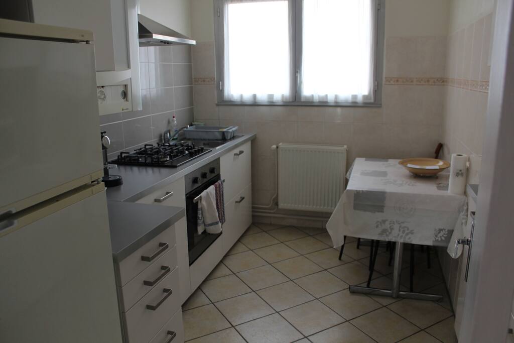 Cuisine: réfrigérateur, lave-vaisselle, four, plaque gaz, micro-ondes, table avec 3 tabourets, vaisselles complète (couverts, casseroles, poêles, assiettes, verres...) cafetière Dolce Gusto, torchons de cuisine, poubelle,