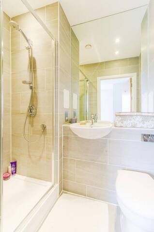 Wembley gigs 2BR Sleeps 5, 10m Walk to Stadium gallery image 5