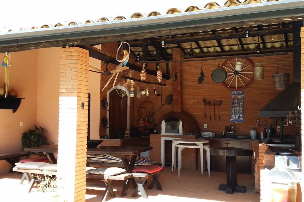 Área da churrasqueira, fogão a lenha e forno de pizza