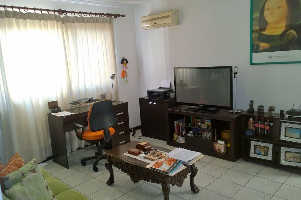 Sala de estar con TV cable, wifi y AC