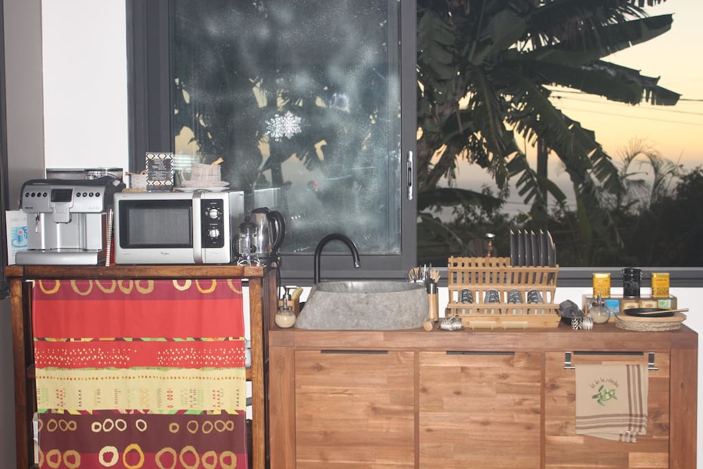 CUIISNE COMMUNE AVEC CUISSON FRIGO MICRO ONDES CAFETIERE BOUILLOIRE