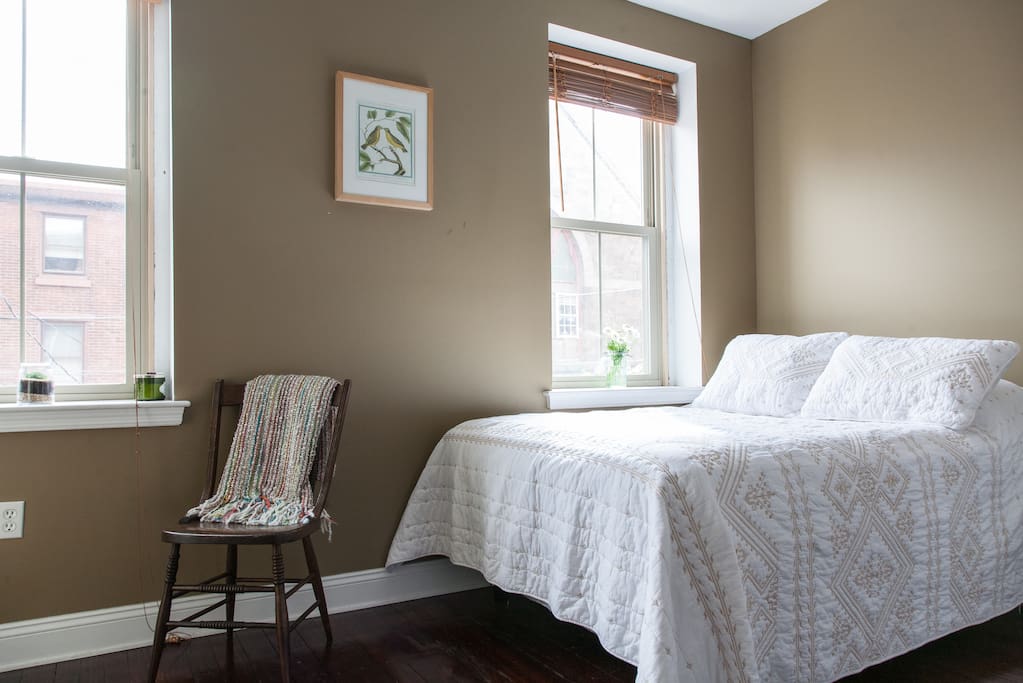 Sunny Guest room: New and very comfortable bed.