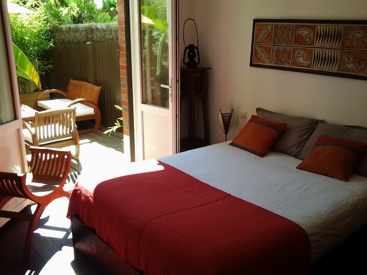 une chambre baignée par le soleil une sortie directe sur la terrasse pour des petits déjeuners "vacances".. Le lit est en 160