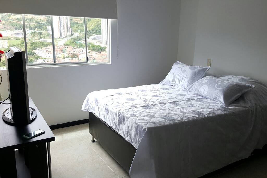 Alcoba principal con cama doble en la parte superior e inferior