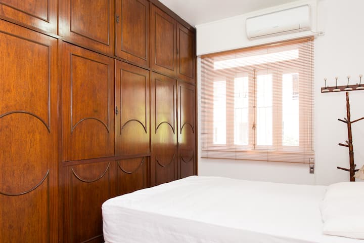 חדר 1 עם מיזוג אוויר, מיטת קווין סייז, מלתחה וכניסת חשמל אחת 220 וואט. 