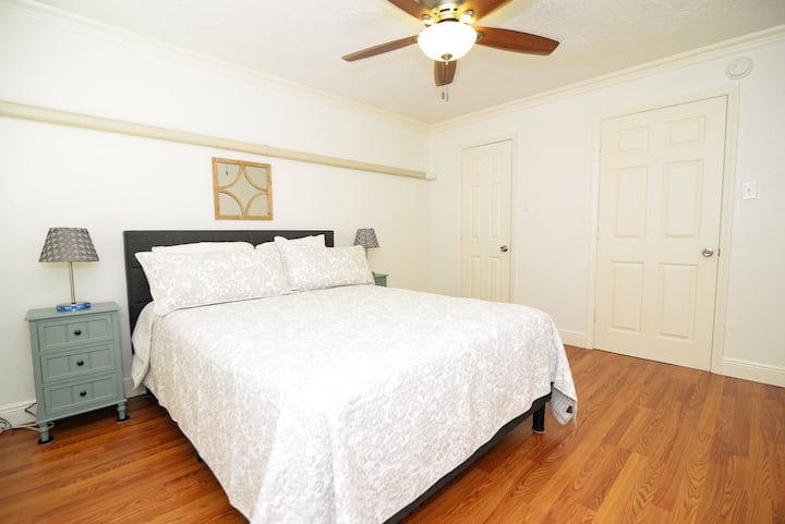 Estamos seguros de que no tendrás ningún problema para disfrutar de capas de sábanas de lujo en esta lujosa cama tamaño king, con un televisor inteligente en el dormitorio,para relajarte y  recargar energías para las aventuras de mañana.

