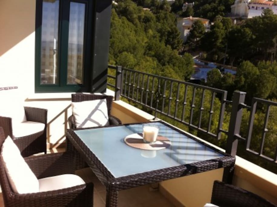 Mooi zonnig terras met barbecue en ligstoel.