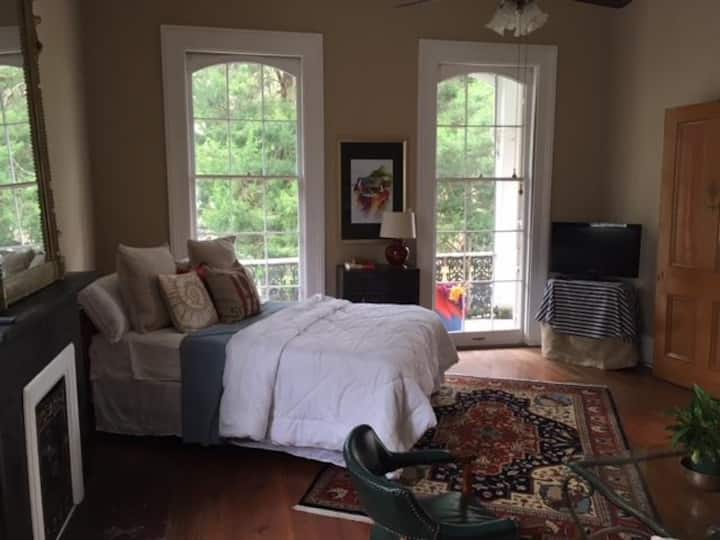 საძინებელი 1 სახლის წინა ნაწილში, მეორე სართულზეა. Მას აქვს ფანჯრებიდან მოპირკეთებულ აივანზე და დასაჯდომი ადგილები დილის ყავის ან შუადღის კოქტეილების დასაგემოვნებლად