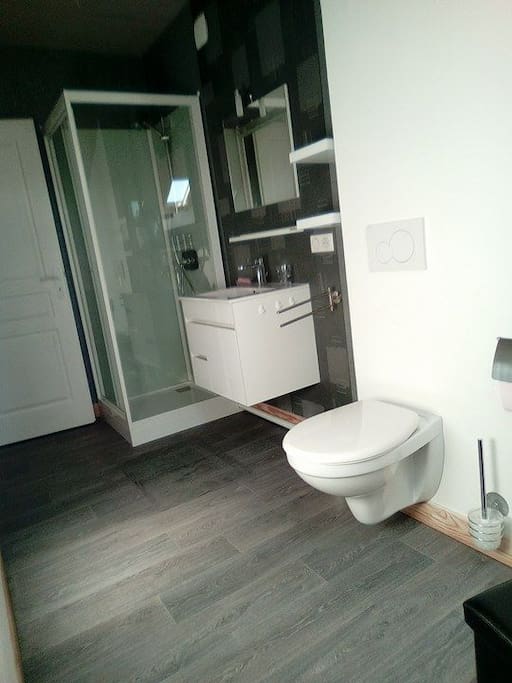Chambre B : Salle de bain (avec WC) privative