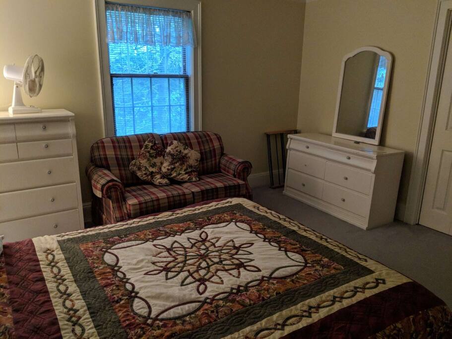 Guest room queen bed