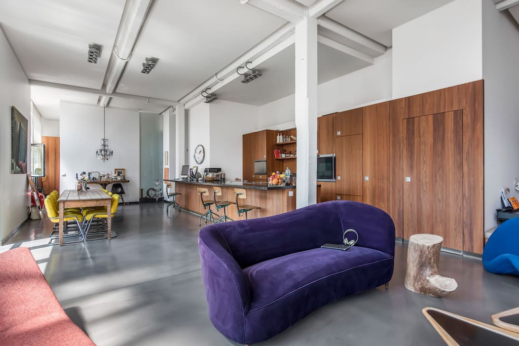 Living room overview with open plan kitchen and rest space