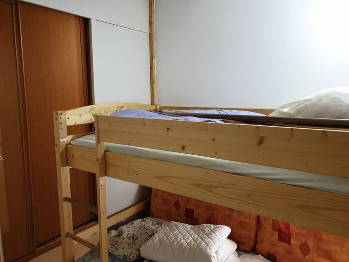 小木屋区域完全关闭（双门） ，使房间独立于起居区（也从走廊通过一扇门关闭）。照片=敞开门