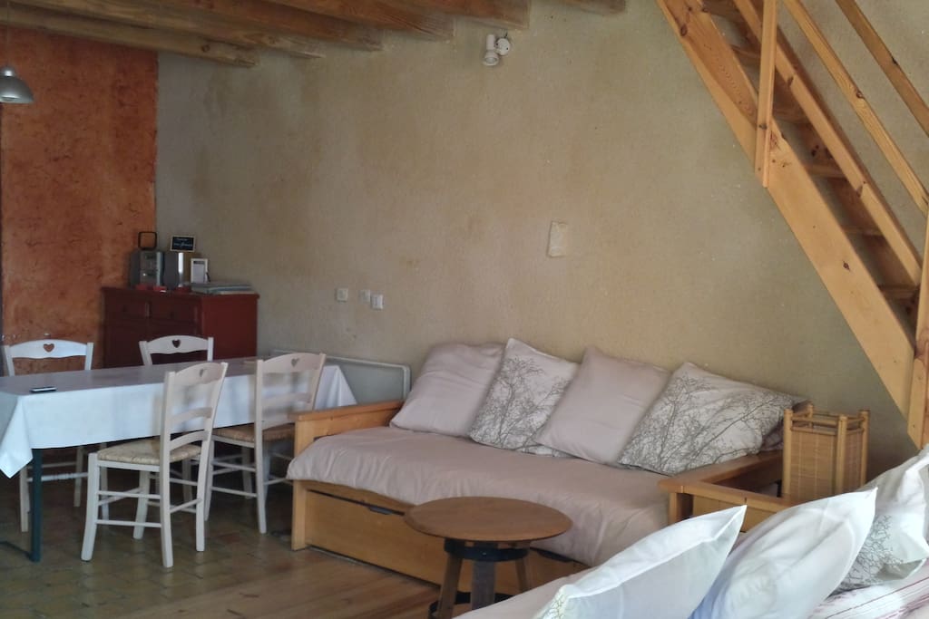 Au rez de chaussée, ce sont 2 lits banquette + 2 tiroirs - lit