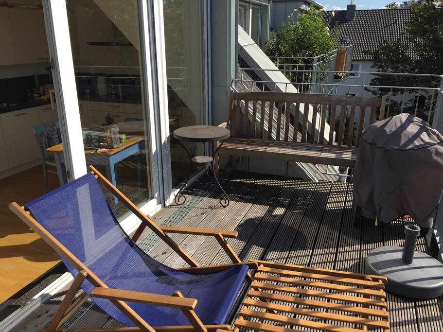 Große sonnige Terrasse