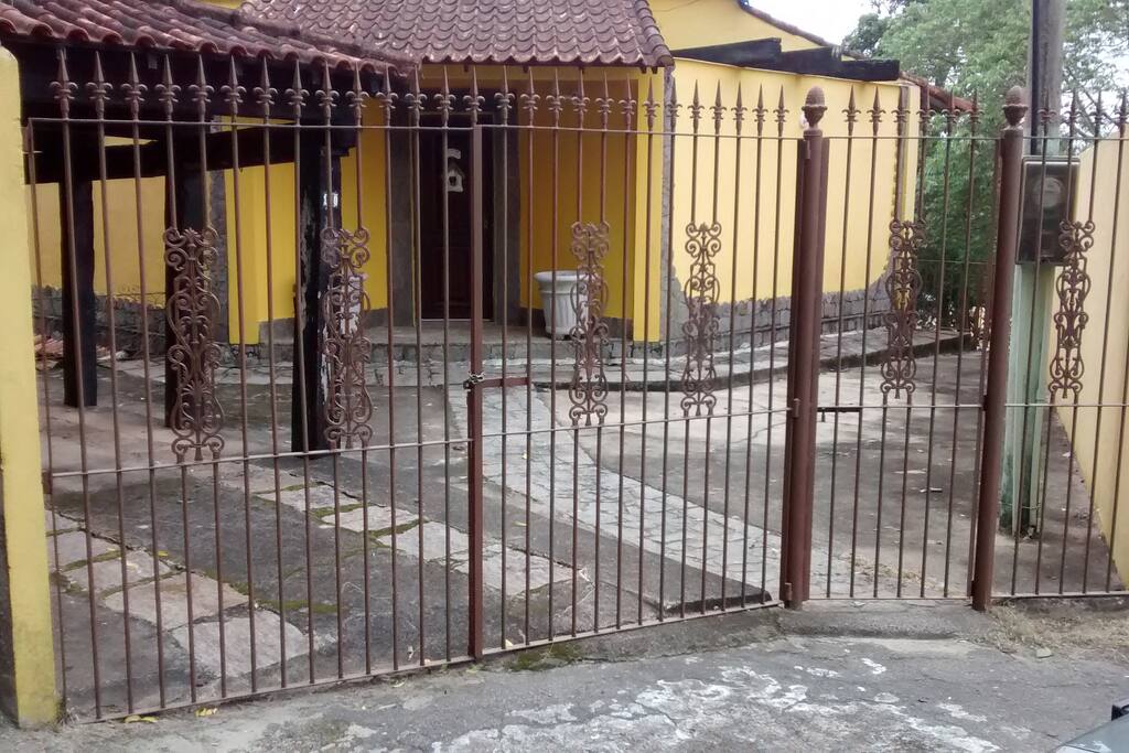 Entrada principal pela rua.