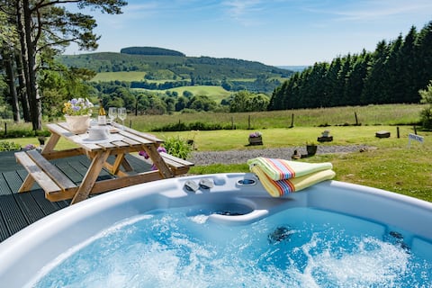 Secluded hillside cottage, ideal romantic hideaway
