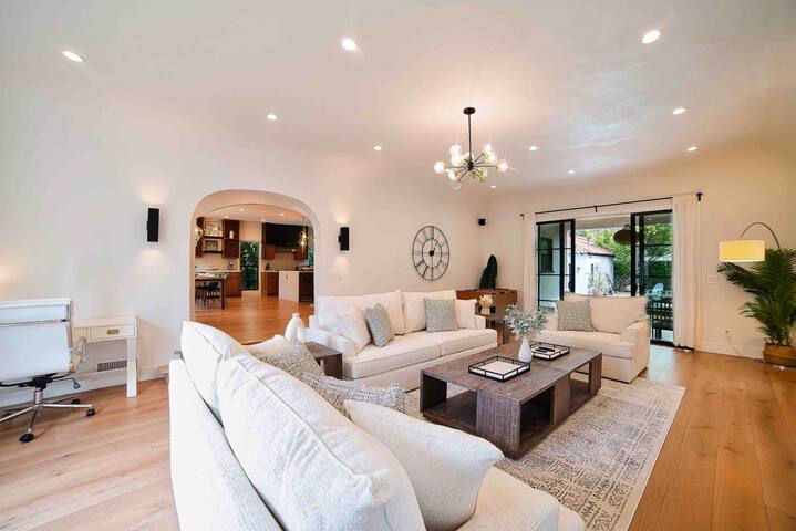 Elegant 6BD Villa- Pool & Fireplace -Beverly Hills gallery image 5