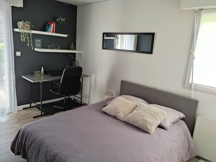 Dhomë gjumi me derë dritareje me hyrje në tarracë 