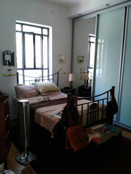 Large lit bedroom quiet and facility g the garden