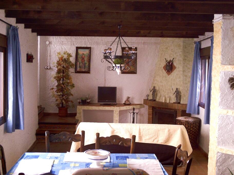 CHIMENEA DE LEÑA, ZONA WIFI,
MAGNIFICAS VISTAS AL EXTERIOR