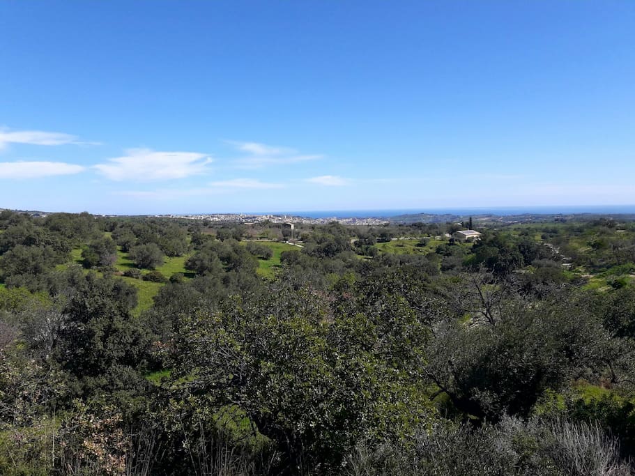 La casa vista da lontano e sullo sfondo la città di Noto