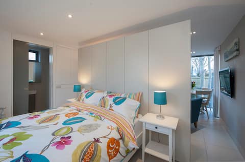 Luxury studio with parking, balcony  and breakfast