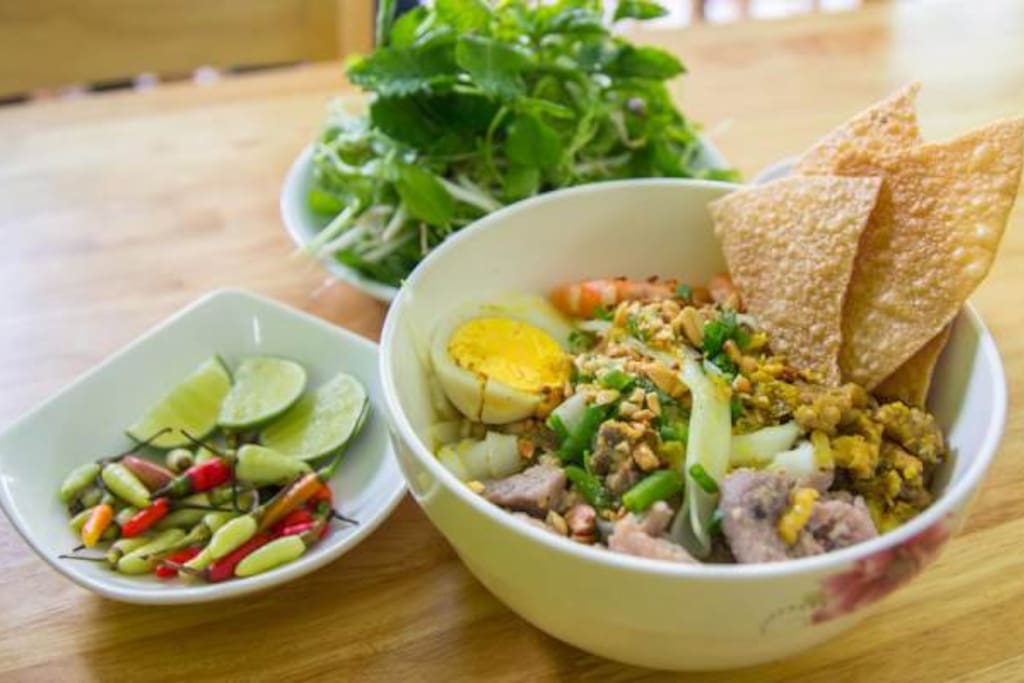 Mì Quảng: không phải là món ăn quá đắt, nhưng mì Quảng là món ăn nổi tiếng của Đà Nẵng. Mì Quảng có nhiều loại cho khách du lịch lựa chọn như: Quảng Quảng, Bún cá, Bún Quảng, Bún Quảng, Bún Quảng Quảng ... Tuy nhiên, mì Quảng Quảng là món ăn được ưa chuộng nhất như tôm Quảng, mì Quảng, trứng Quảng mì sợi. Tất cả đều được trộn lẫn trong một bát lớn ăn với nước sốt và thảo mộc làm cho một hương vị hấp dẫn và không thể nào quên. Thật dễ dàng tìm thấy cửa hàng của Quảng mì ở mọi góc Đà Nẵng, nhưng những cửa hiệu nổi tiếng nhất là các cửa hàng trên đường Hoàng Diệu, Phan Thanh, Trung Ngà Vương và Hoàng Hoa Thám