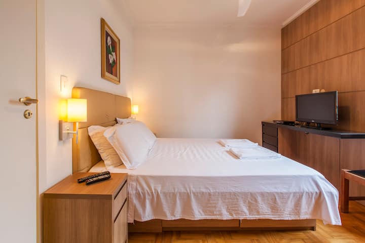 Suíte -
Dormitorio principal con baño