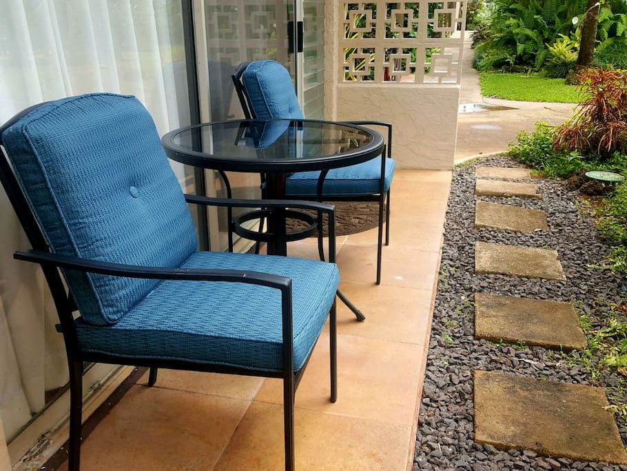 Great Read, relax with a book and a drink on the Lanai