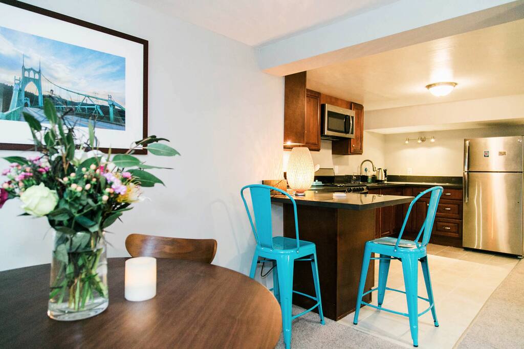 Cozy "breakfast bar" with stools, nice for any meals
