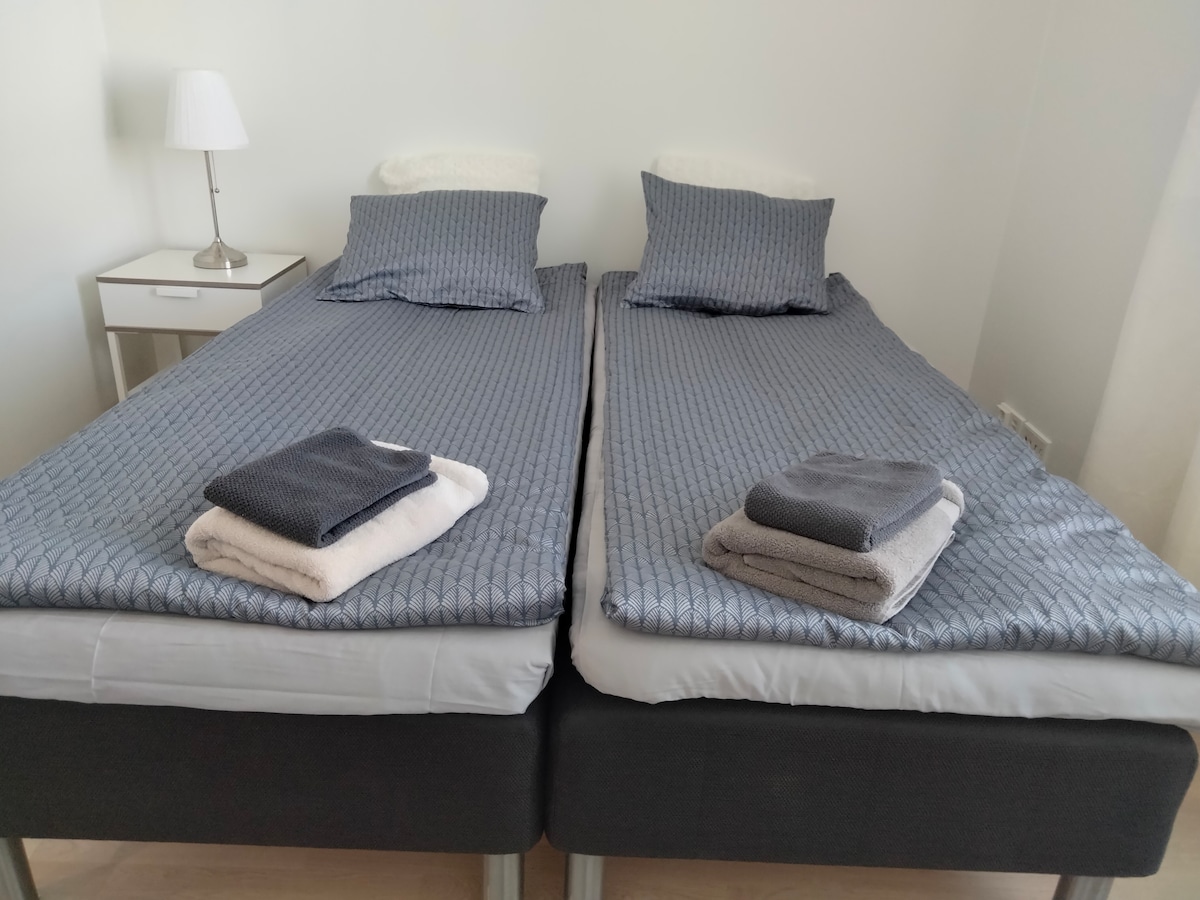 Леглата в спалнята могат да се комбинират в двойно легло или да се разделят