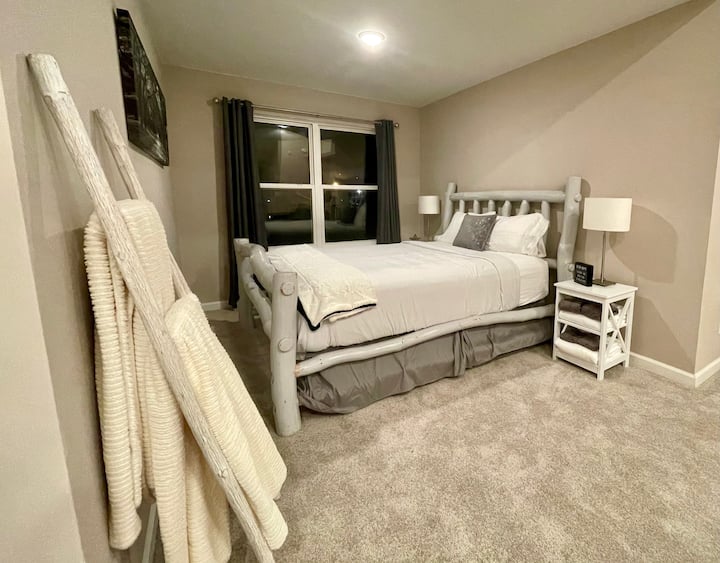 三楼包括一张标准双人床、70英寸电视、日式沙发和充足的娱乐空间。