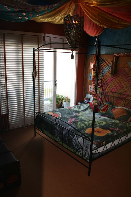 Tropical Room
Kingsize bed
