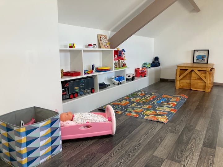 Ihre Kinder werden sich zwangsläufig darum kümmern . Wir haben die Etage mit verschiedenen Spielen verschönert: Puck, Barbies, Autos, Filzstifte und Malvorlagen, Bücher ….