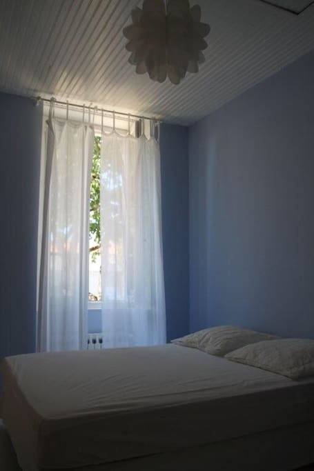 Chambre bleue lit 140