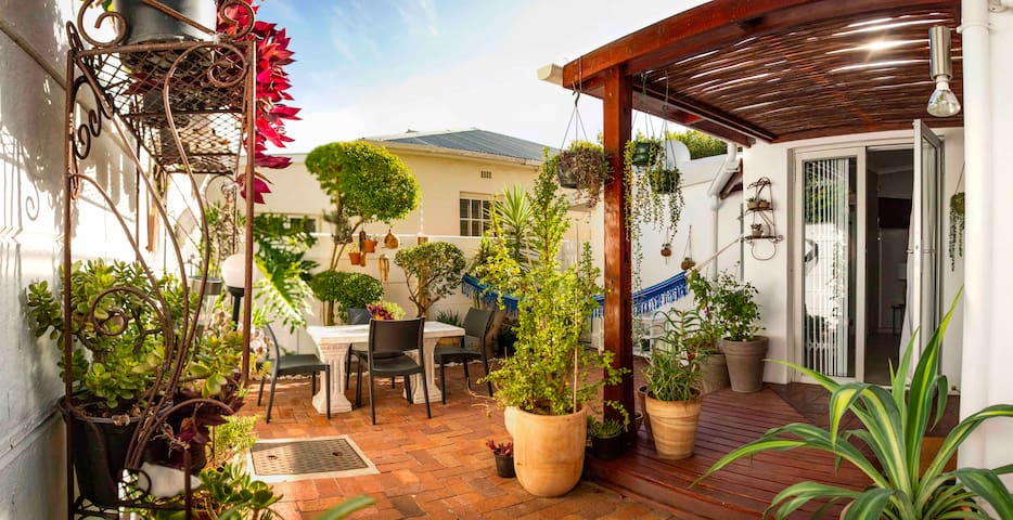 Off-Grid | Charming Village Cottage | Entire House