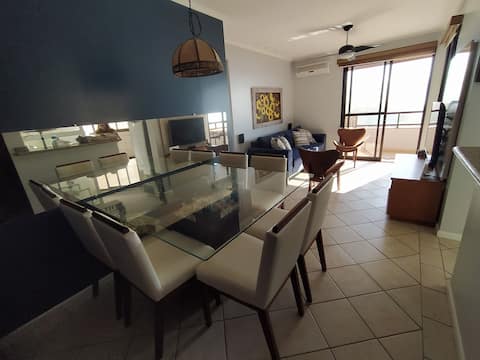 Airbnb em destaque: Charming oceanfront apartment. em Caraguatatuba