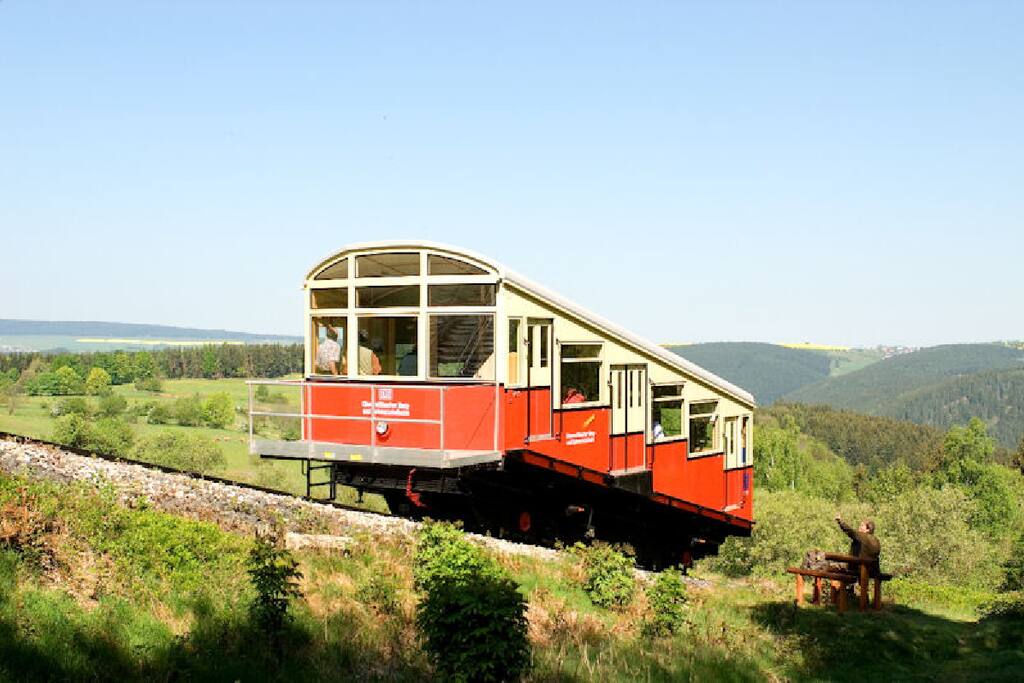 zur Talstation der Oberweißbacher Bergbahn 5 min. Fußweg