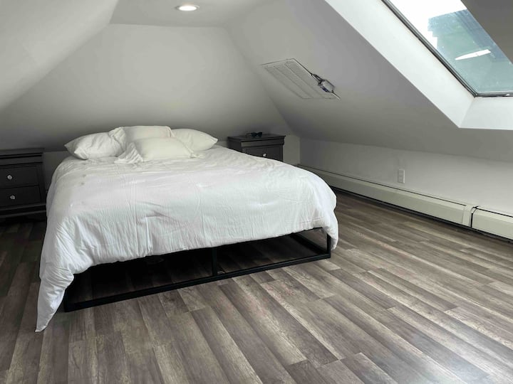 SEHEMU ya DARI YA CHINI (chumba cha pili cha kulala)INA 
dari ya chini Kitanda cha Malkia