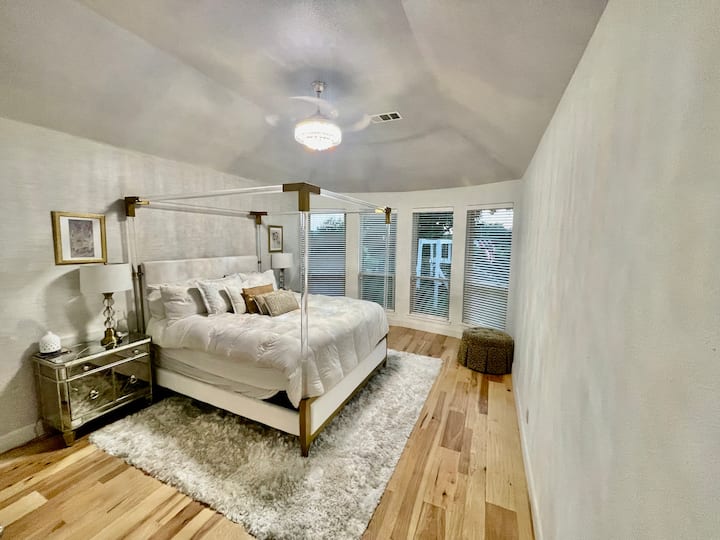 Super Larger Master Bedroom California King super udoban Tempur-pedic gel od memorijske pjene s luksuznim plahtama. Prekrasan pogled na teren za golf.