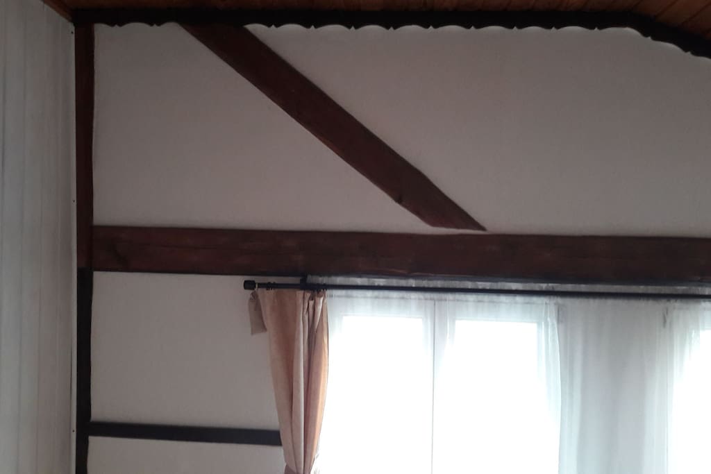 Sichtbare alte Sparren und Gefache