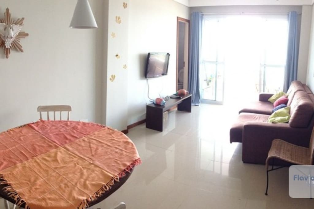 piso de porcelanato e tv de tela plana