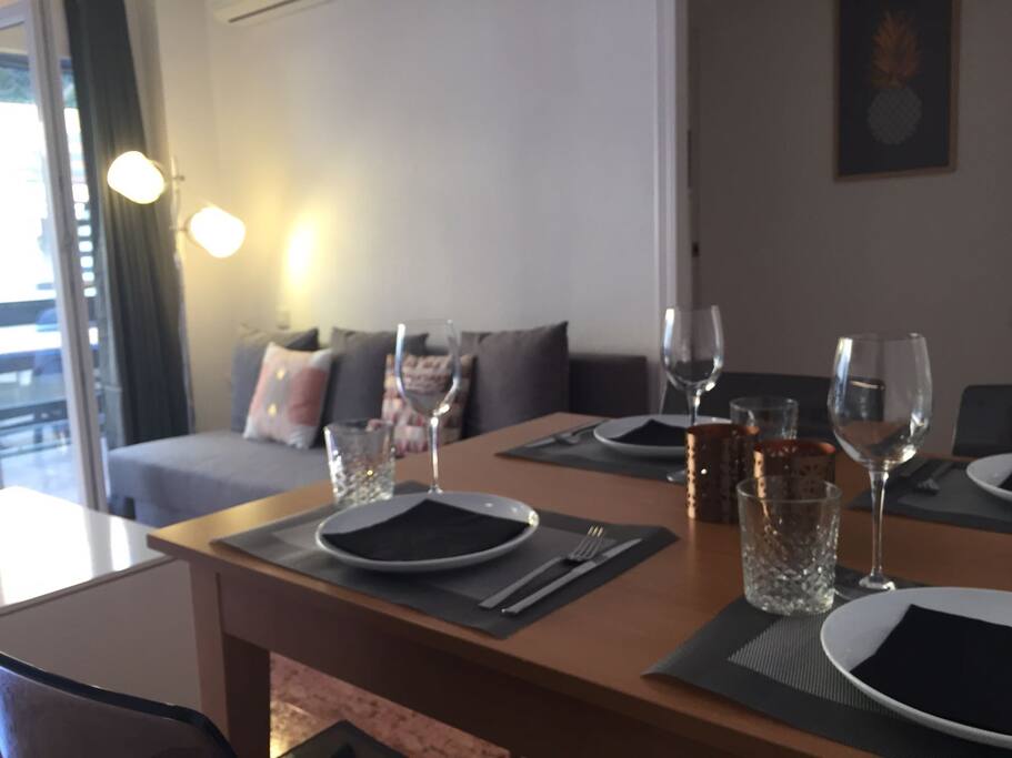 Wohnzimmer mit Schlafsofa und Esstisch