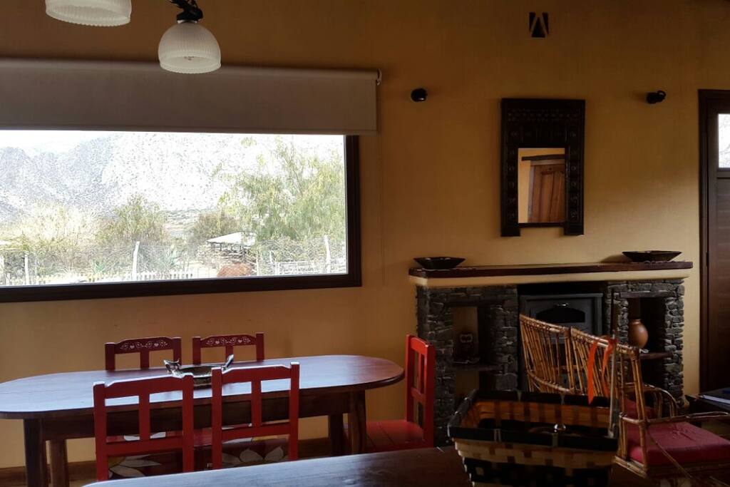 Las vistas y el hogar espectacular de la casa