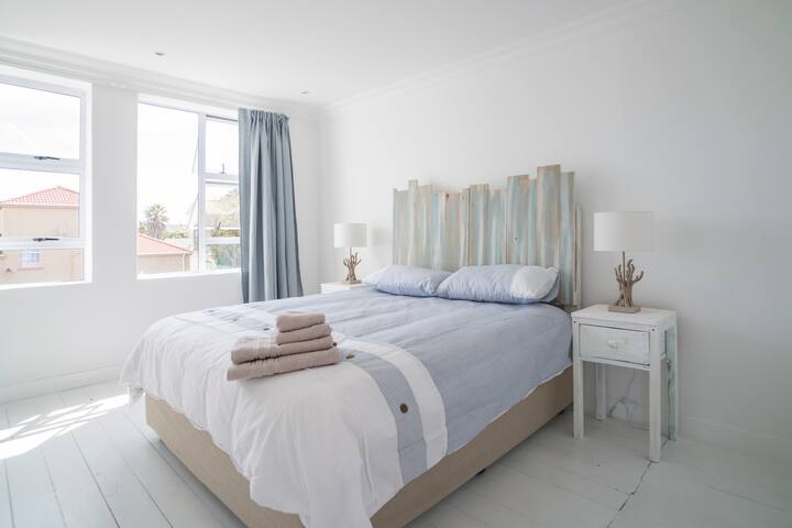 Back up powered 3 Bedroom Beach House 1 gallery image 4