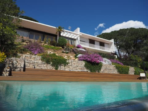 Exclusive villa infinity pool overlooking the Sea