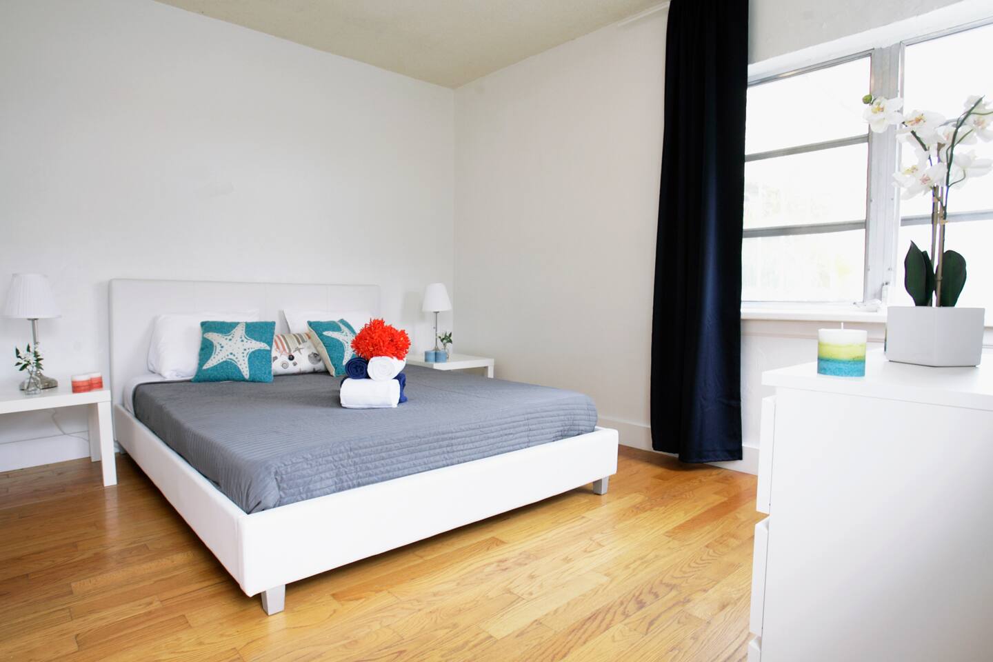 PRIVATE BED ROOM - QUEEN SIZE BED