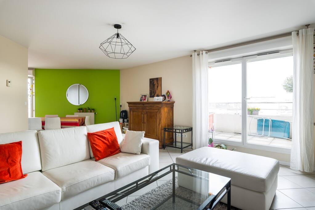 salon avec porte fenêtre - accès direct à la terrasse